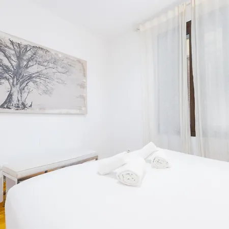 3 Bedrooms 2 Bathrooms Furnished - Triana - Great - Mintystay * Sevilha